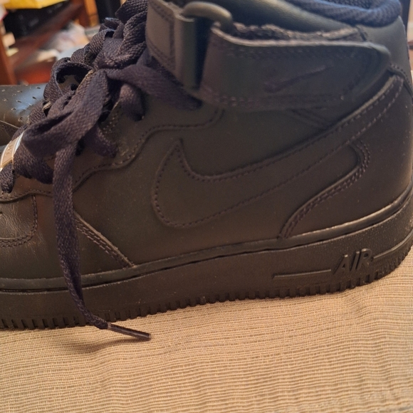 Stylish Black High-Top Sneakers - Picture 6 of 12